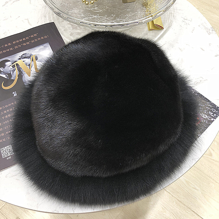 cappello in visone con pelli intere in pelliccia di volpe