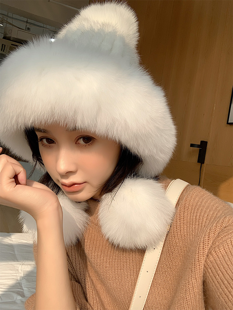 biała czapka z norek z futrem lisa