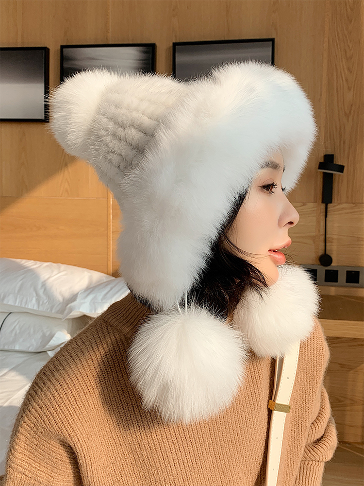 cappello in visone lavorato a maglia con rifiniture in pelliccia di volpe bianca